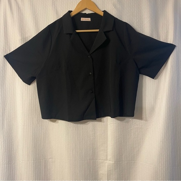 Bu Young Tops - Bu Young 3XL Black Cropped Tee